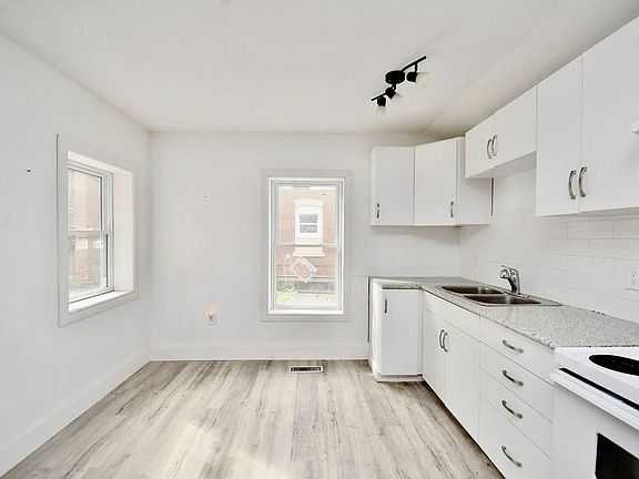3rd image of 119 Albert St S