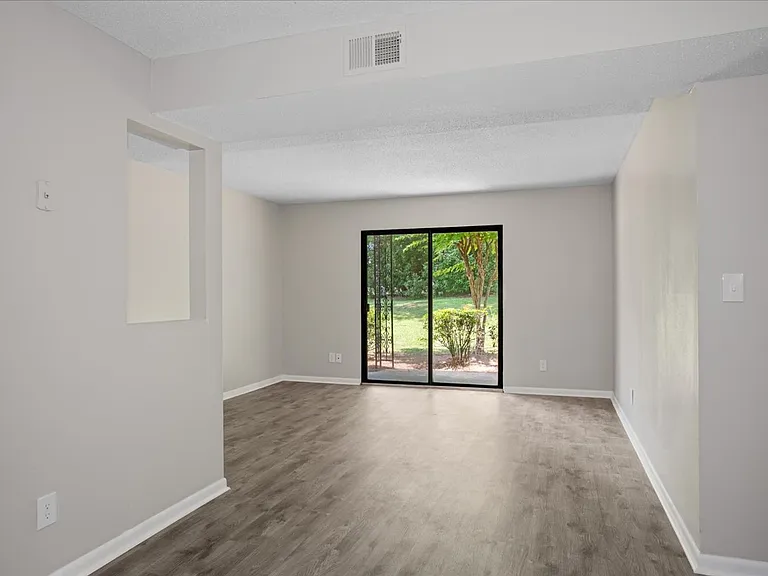 Orleans Apartments — Photo 19