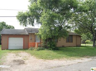 201 Pat Cleburne St, Yoakum, TX 77995