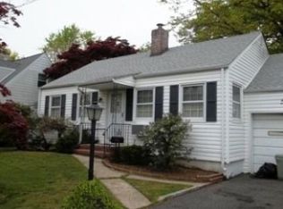 30 Avon Rd, Hewlett, NY 11557