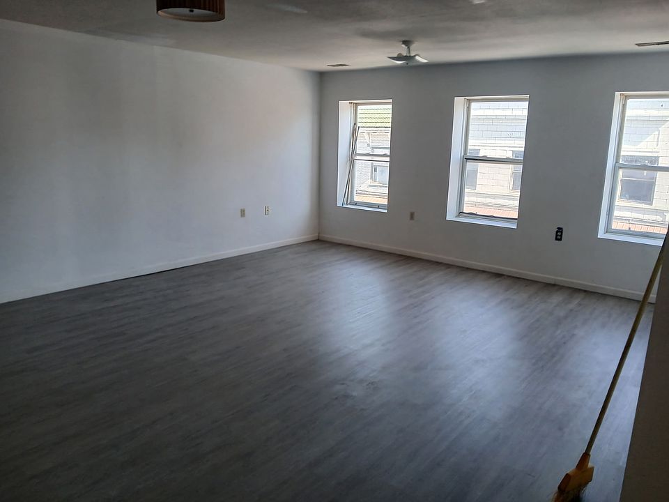 2nd image of 121 S Jefferson St APT B