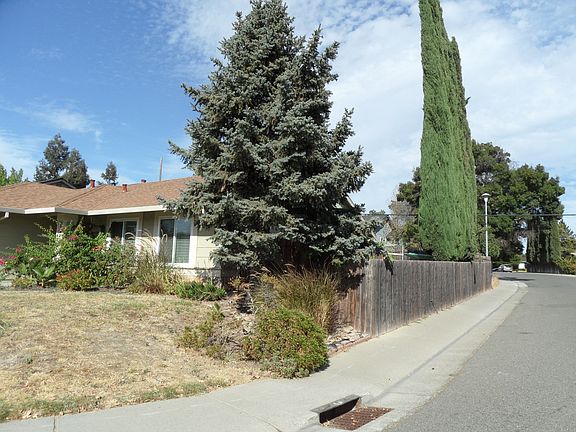 3rd image of 4033 N Country Dr