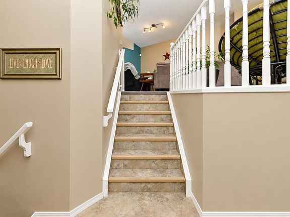 3rd image of 8 E Daines Ave