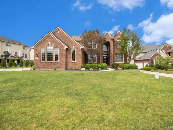 58619 Carriage Ln, South Lyon, MI 48178