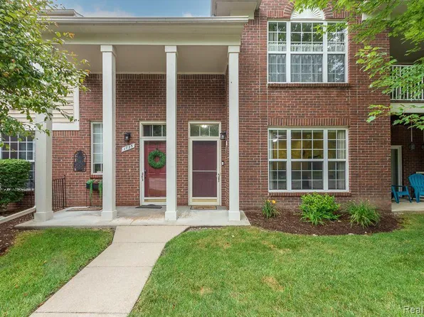 1723 Deepwood Cir, Rochester, MI 48307