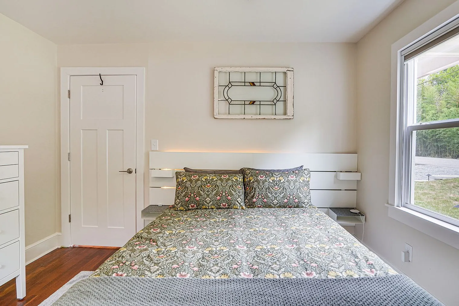 2 bed, 1.0 bath, 1022 sqft, $3,548 — Photo 4