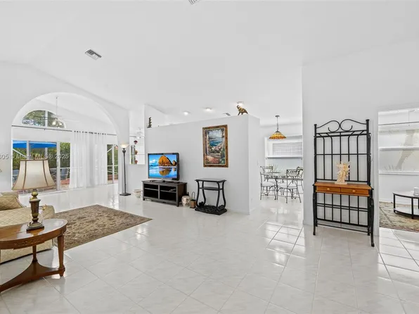 9650 Harbour Lake Cir, Boynton Beach, FL 33437