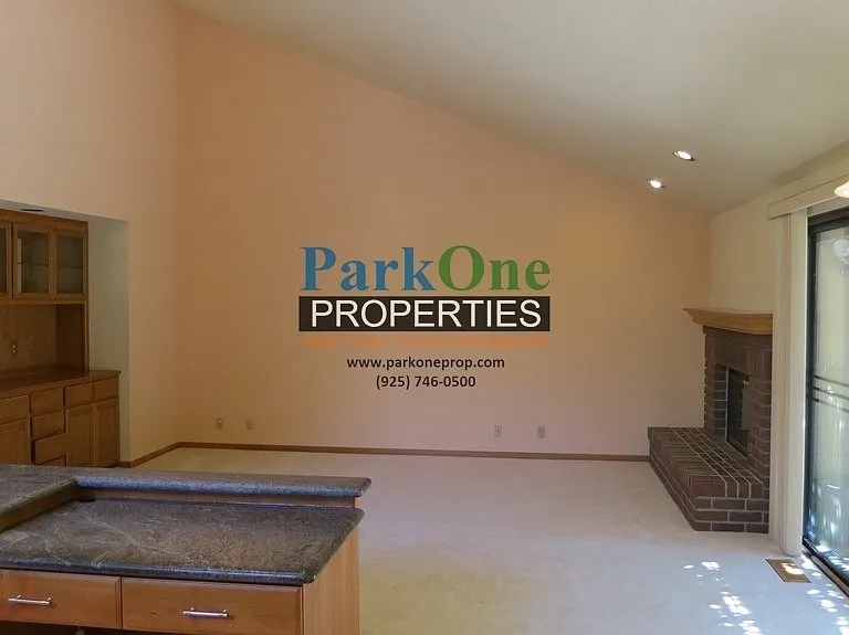1245 Crown Ct — Photo 3