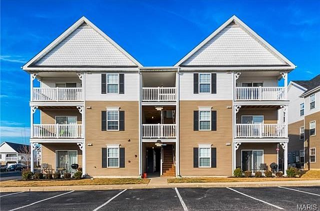 Welcome to 9755 Newham Drive Unit 10I located on the third floor