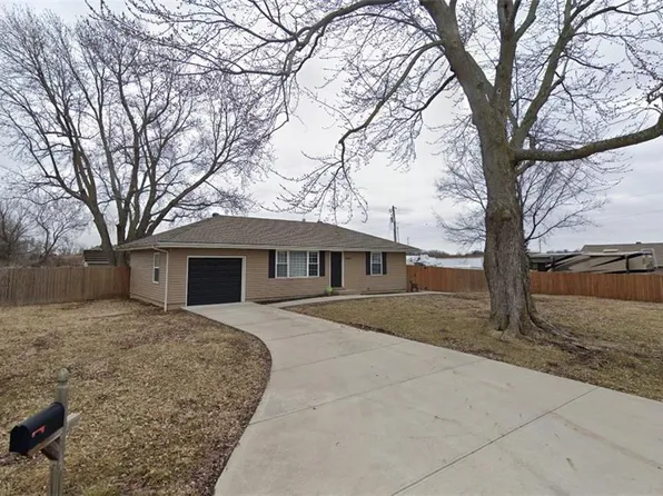 2450 NW Lowenstein Dr, Lees Summit, MO 64081