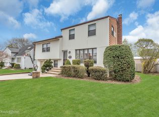 27 Ruby Ln, Plainview, NY 11803