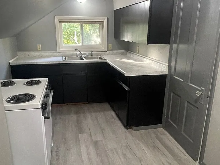 600 W Lincoln — Photo 9