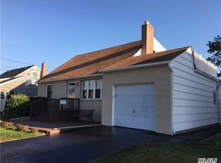 221 W Granada Ave, Lindenhurst, NY 11757