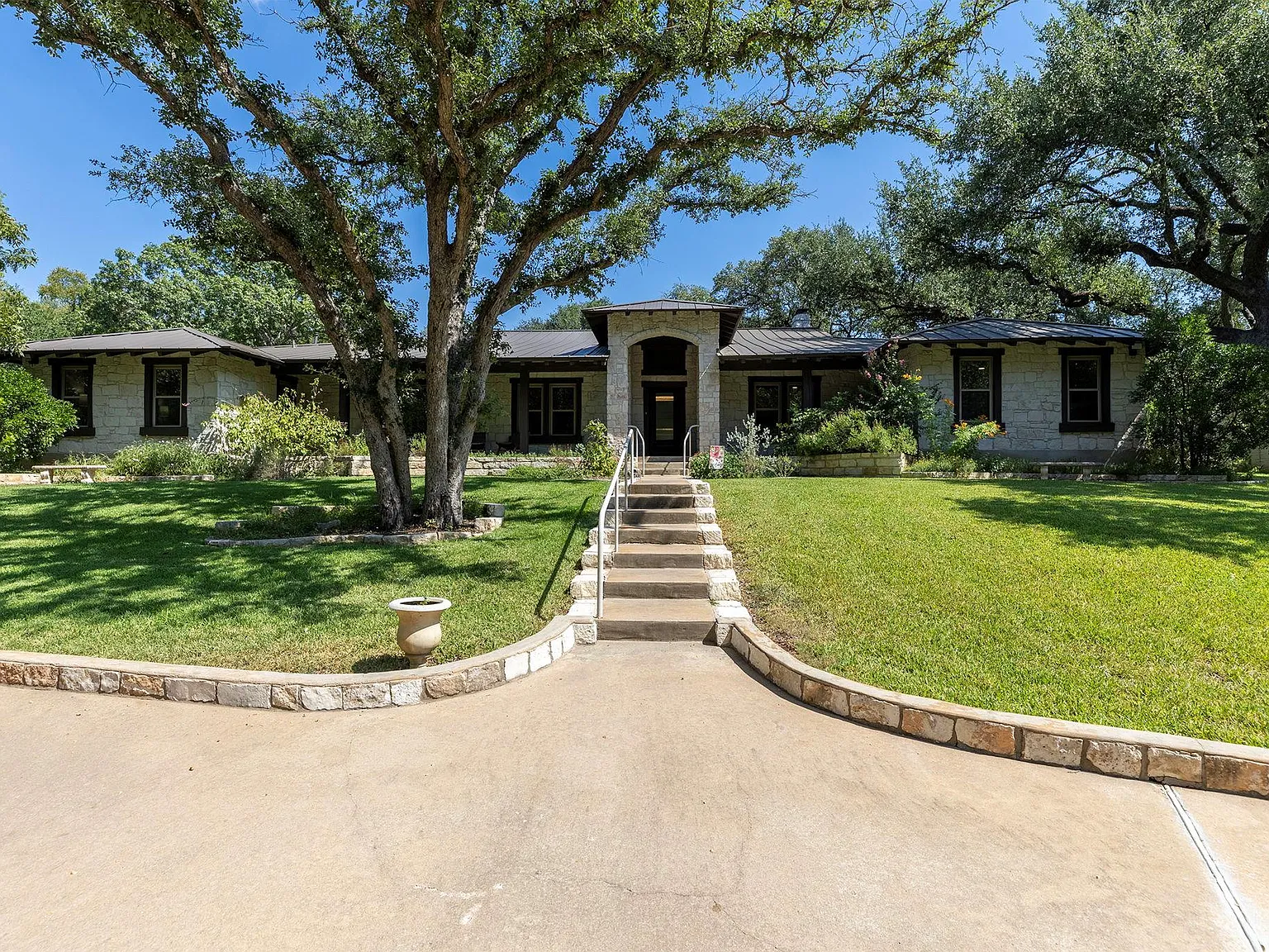 4 bed, 3.5 bath, 3800 sqft, $18,000 — Photo 2