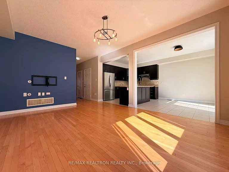 7 Hyacinth St — Photo 8