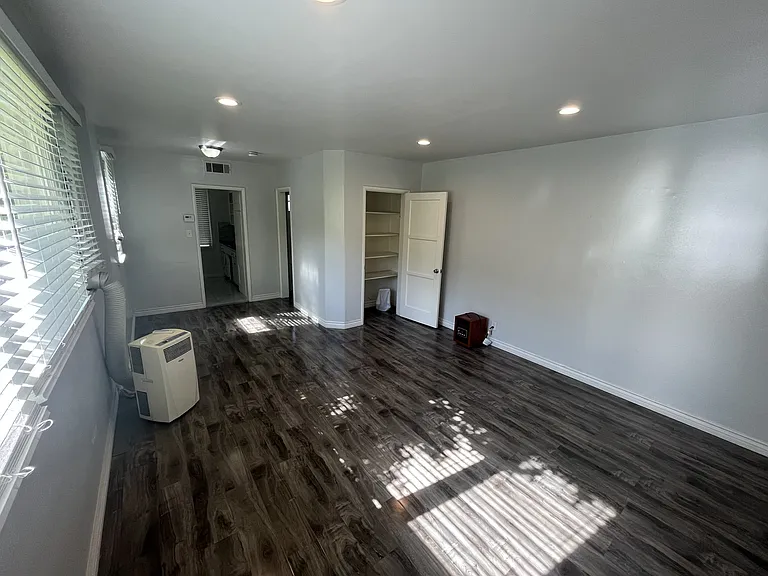 Oakhurst Apartments — Photo 14