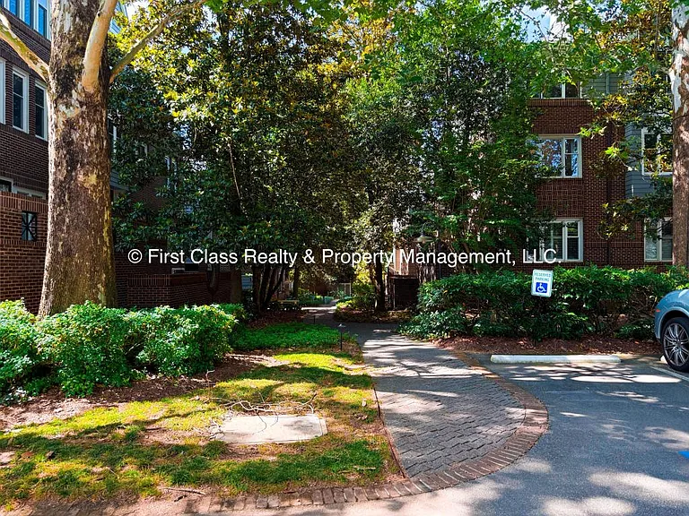 741 Bishops Park Dr — Photo 3