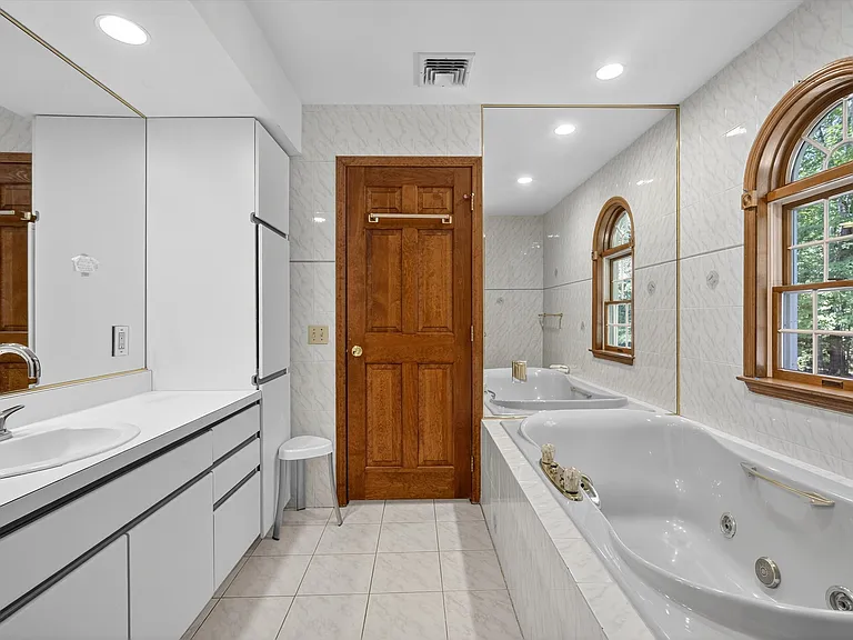 92 Brook Hollow Dr — Photo 37
