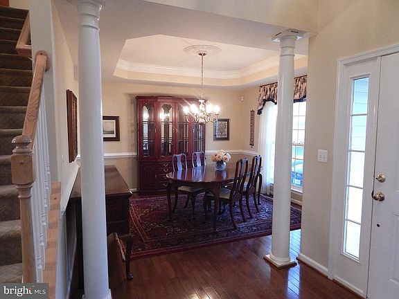 Dining rm w/wood floors, tray ceiling, mouldings