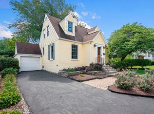 135 Chicago Ave, Clarendon Hills, IL