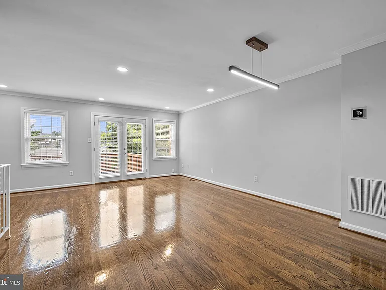 2035 S Glebe Rd — Photo 17