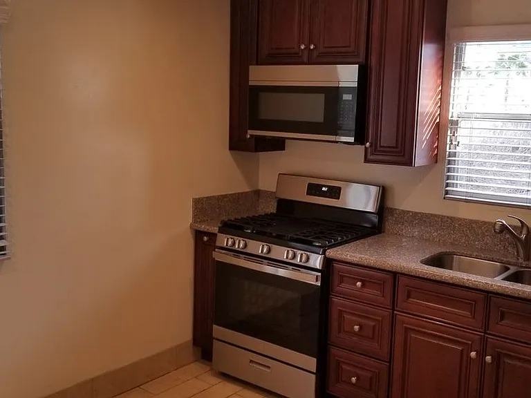 5950 Carlton Way #13 — Photo 5