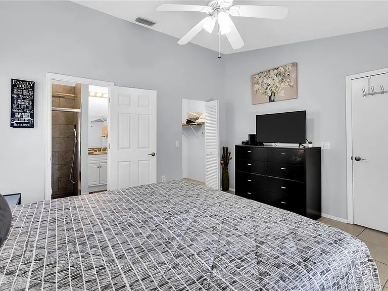 2648 Nassau St — Photo 13