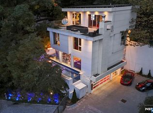 31 Casta Ln #A, Edgewater, NJ 07020