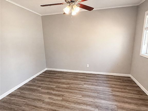 3rd image of 2306 Kent St