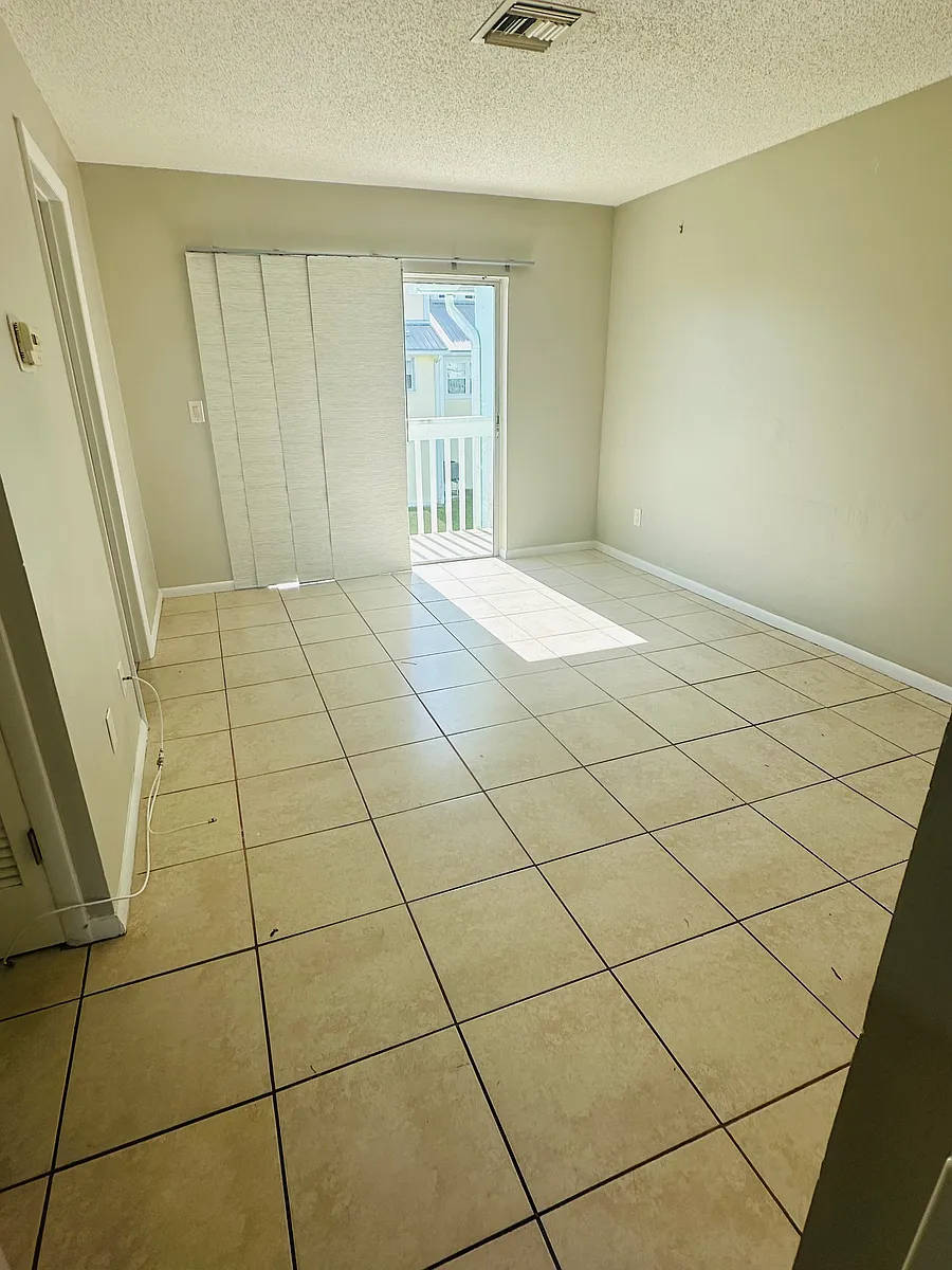 Building Photo - 642 Granada St #204