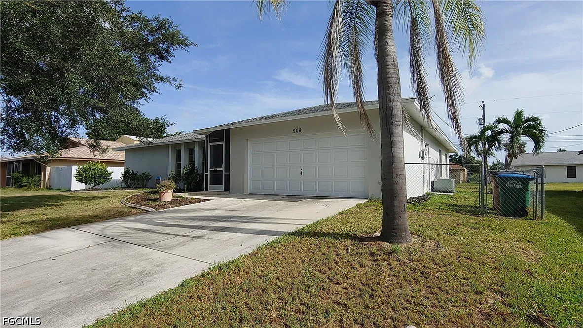 3 bed, 2.0 bath, 1744 sqft, $2,200 — Photo 3