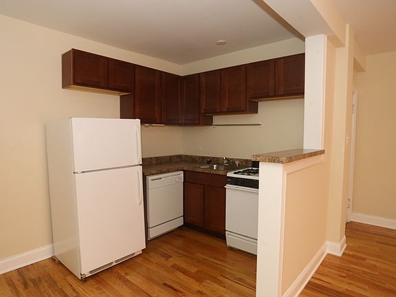 2nd image of 1347 N Dearborn St APT 507