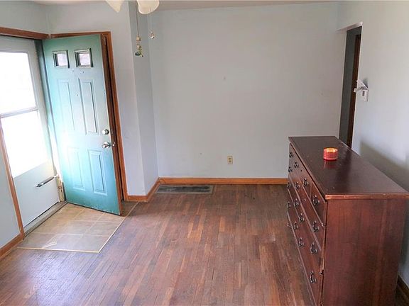 4th image of 957 Warwick Dr