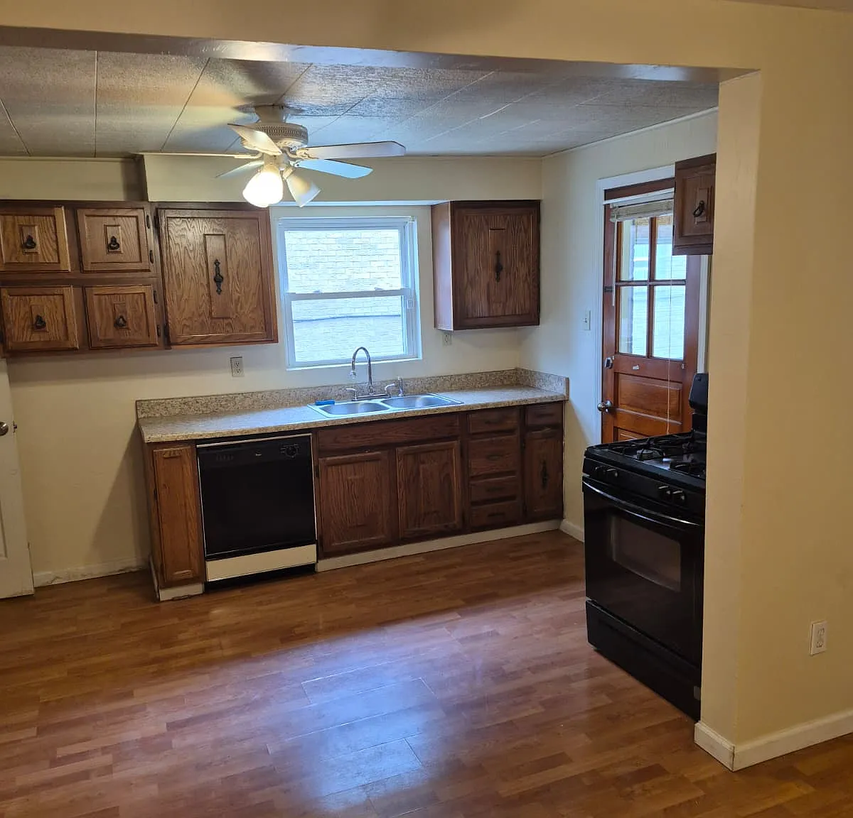 3 bed, 1200 sqft, $1,299 — Photo 2