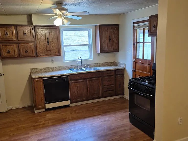 412 Ford St — Photo 2