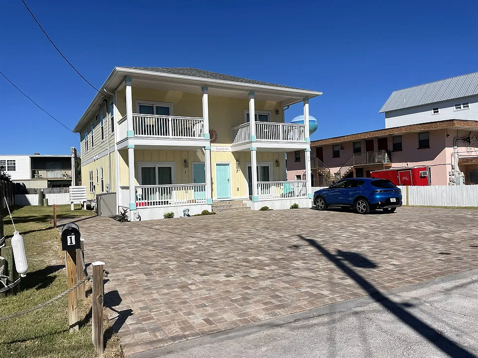 210 Angelfish Ave #1