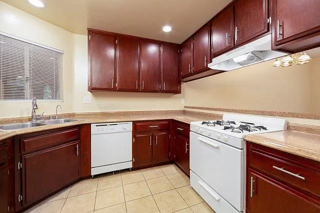Building Photo - 1365 Newport Ave #202