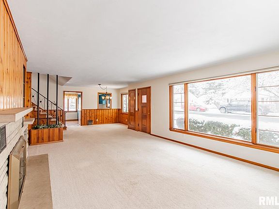 3rd image of 1114 E Parkside Ln
