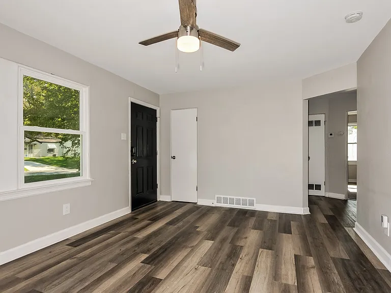1089248_018_living_room_13245634.jpg
