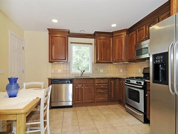 5th image of 154 Highland Ave