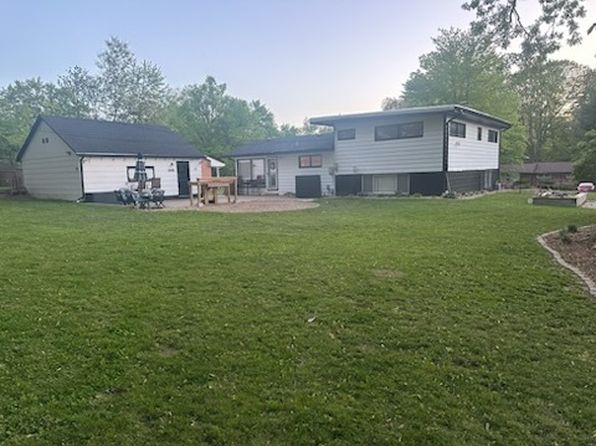 1415 Woodridge Dr, Danville, IL 61832