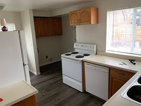 Kitchen, washer dryer hook ups.