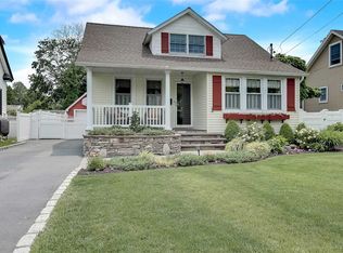 22 Hemlock St, Islip, NY 11751
