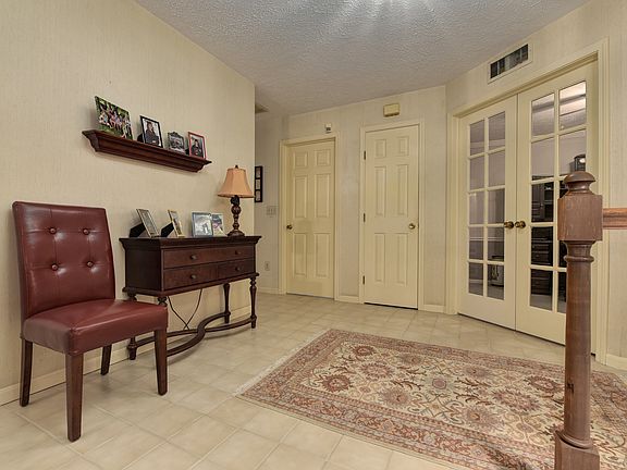 5th image of 225 Westwind Dr