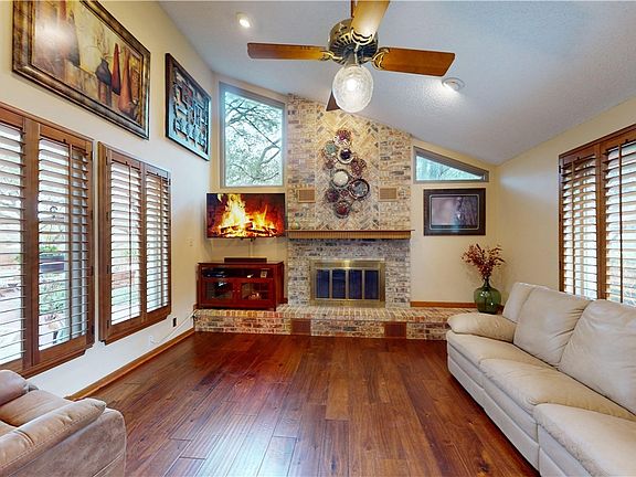 5th image of 26940 Cynthia Dr