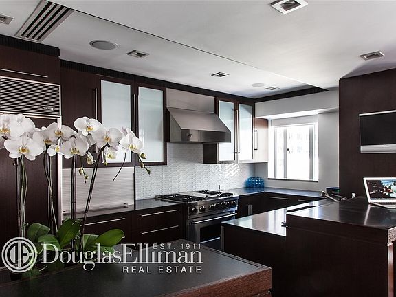 4th image of 25 Central Park W APT 15T
