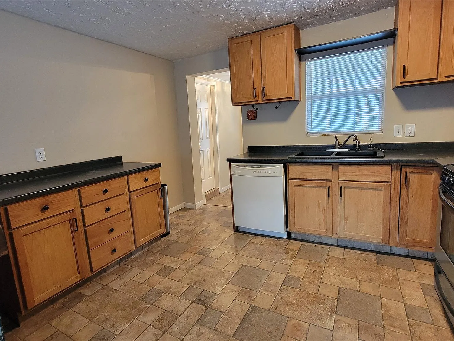 2 bed, 1.0 bath, 953 sqft, $1,600 — Photo 4