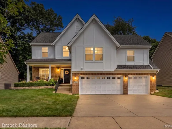 417 Napa Valley Dr, Milford, MI 48381