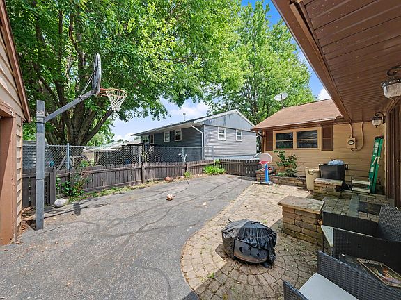 5th image of 627 W Lawn Dr