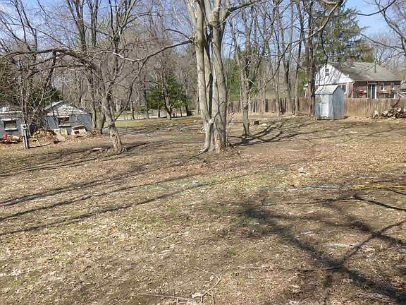 3rd image of 5 Davis Rd